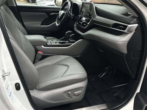 Certified 2022 Toyota Highlander XLE image 10