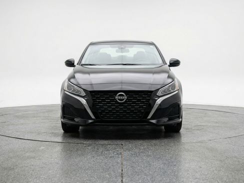 Used 2025 Nissan Altima 2.5 SV image 2