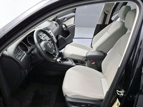 Used 2020 Volkswagen Tiguan SE w/ Panoramic Sunroof Package FWD image 12