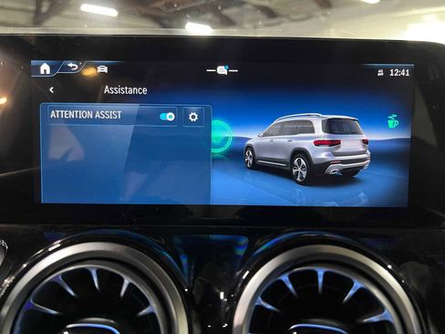 Used 2025 Mercedes-Benz GLB 250 4MATIC image 28
