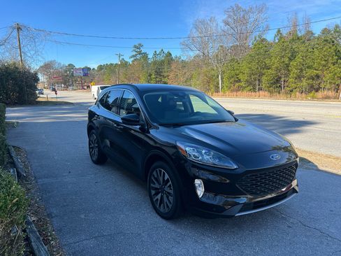 Used 2020 Ford Escape Titanium image 3