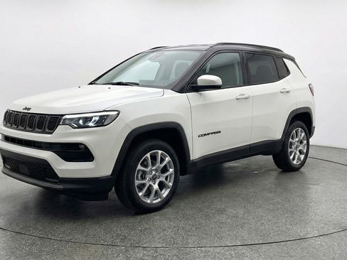 Used 2025 Jeep Compass Limited AWD/4WD image 3