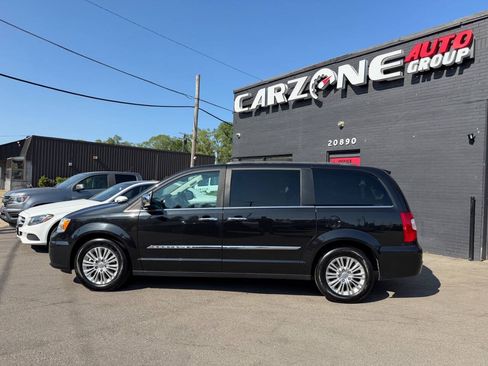 Used 2015 Chrysler Town & Country Touring-L w/ Driver Convenience Group FWD image 8