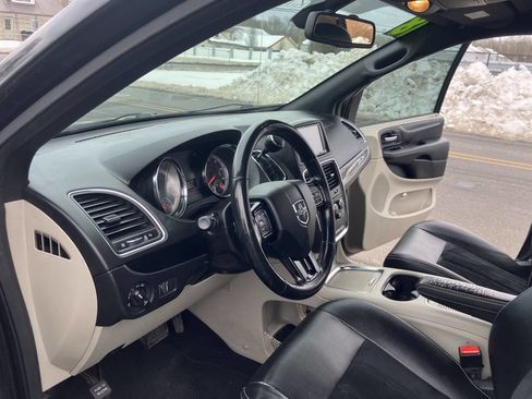 Used 2018 Dodge Grand Caravan SXT image 21