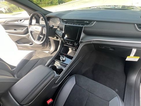 New 2025 Jeep Grand Cherokee L Altitude image 36