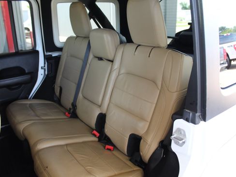 Used 2018 Jeep Wrangler Unlimited Sahara AWD/4WD image 21