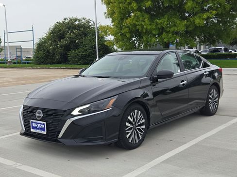 Used 2025 Nissan Altima 2.5 SV FWD image 9