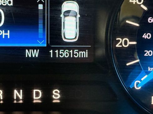 Used 2018 Ford Explorer XLT image 16