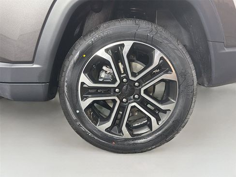 Used 2023 Jeep Compass Limited image 30