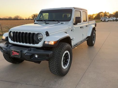 New 2025 Jeep Gladiator Sport image 3