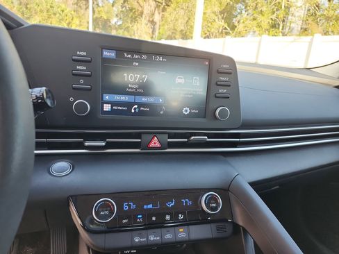 Used 2023 Hyundai Elantra SEL image 11