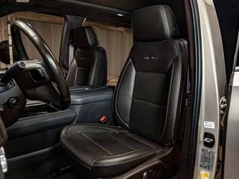 Used 2022 GMC Yukon Denali w/ Denali Premium Package image 19