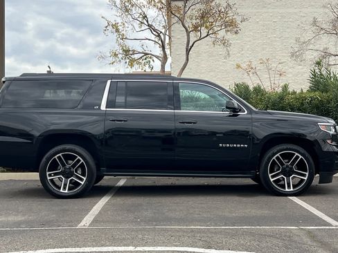 Used 2018 Chevrolet Suburban LT image 8