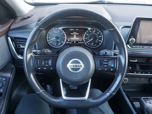 Used 2021 Nissan Rogue SV image 3