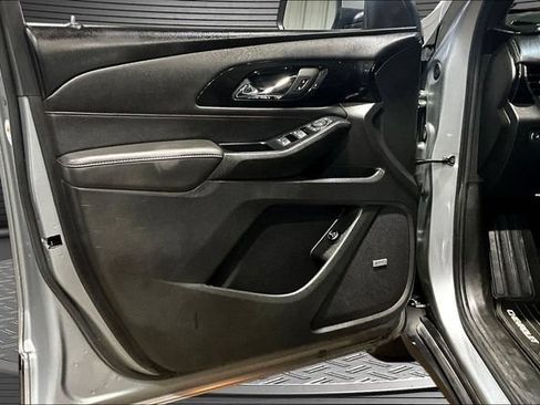 Used 2023 Chevrolet Traverse RS FWD image 18