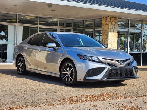 Used 2023 Toyota Camry SE image 3