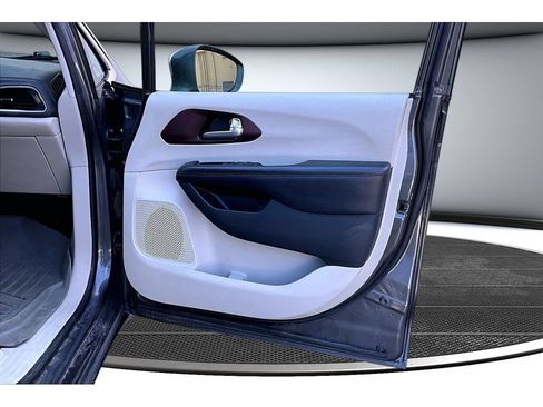 Used 2020 Chrysler Pacifica Limited FWD image 49