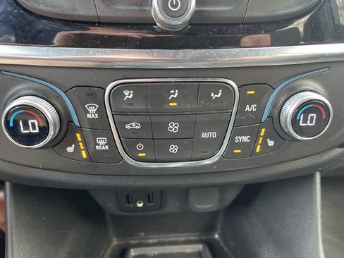 Used 2023 Chevrolet Traverse LT FWD image 30