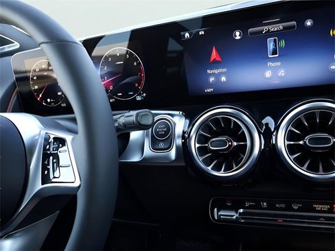 Certified 2025 Mercedes-Benz GLB 250 4MATIC image 30