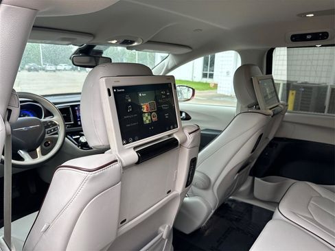 Used 2017 Chrysler Pacifica Limited FWD image 21