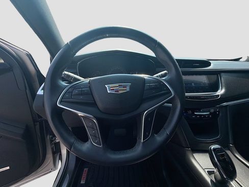 Used 2017 Cadillac XT5 Luxury w/ Driver Awareness Package FWD image 11