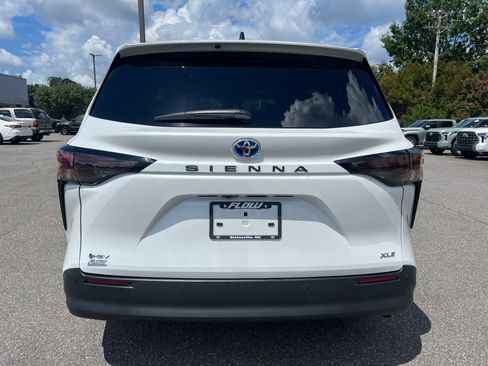 Used 2025 Toyota Sienna XLE FWD image 17