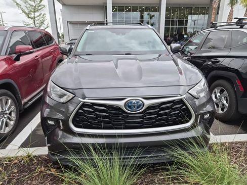 Used 2020 Toyota Highlander XLE image 2