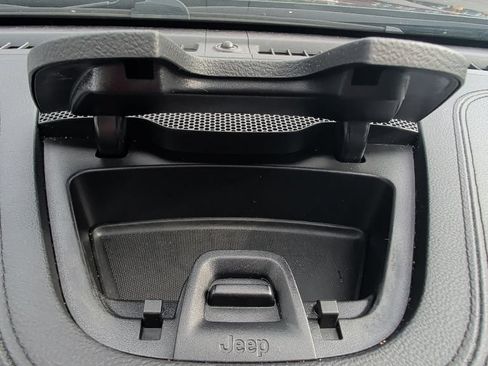 Used 2019 Jeep Cherokee Limited AWD/4WD image 32