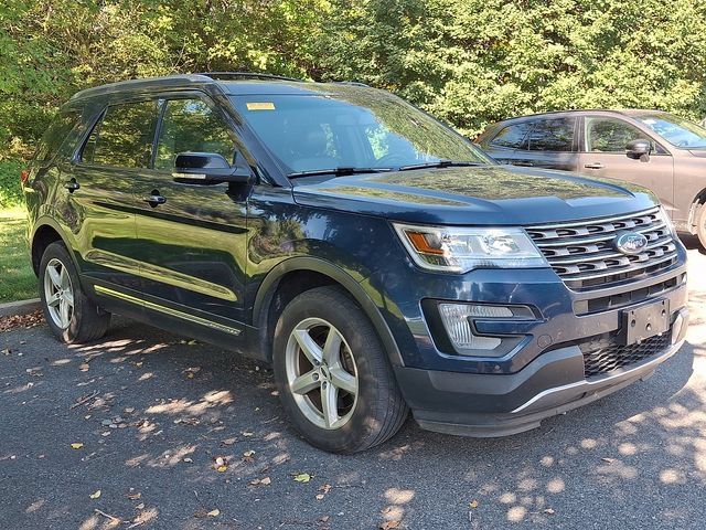 Used 2017 Ford Explorer XLT w/ Equipment Group 202A AWD/4WD image 1