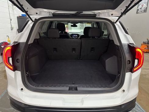 Used 2024 GMC Terrain SLE image 20