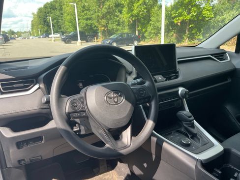 Used 2023 Toyota RAV4 LE AWD/4WD image 4