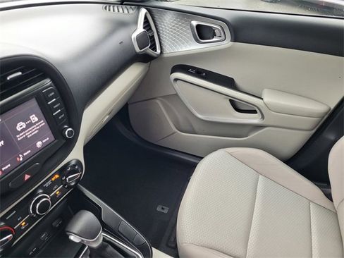 Used 2023 Kia Soul LX w/ LX Technology Package image 11