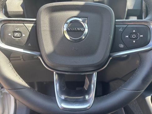 Used 2024 Volvo XC40 B5 Core image 30