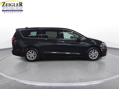 Certified 2023 Chrysler Pacifica Touring-L FWD image 4