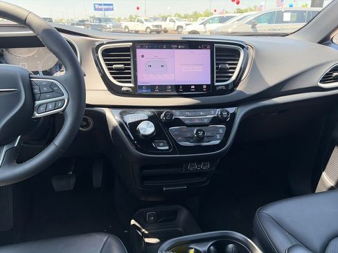 Used 2025 Chrysler Pacifica Select FWD image 23