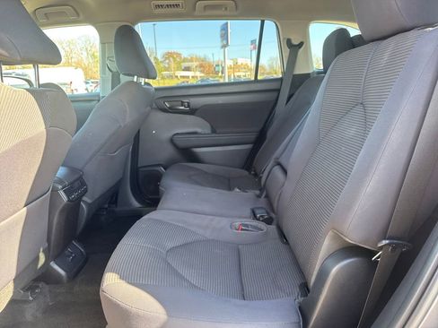 Used 2023 Toyota Highlander L image 11