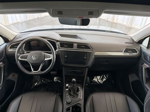 Used 2024 Volkswagen Tiguan SE w/ Panoramic Sunroof Package AWD/4WD image 15