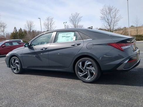 Used 2025 Hyundai Elantra Limited FWD image 6