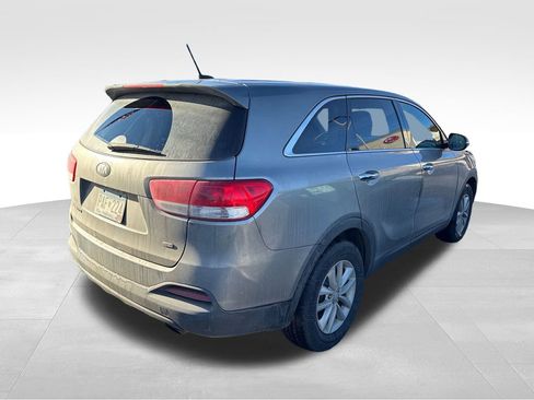Used 2017 Kia Sorento L image 4