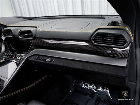 Used 2024 Lamborghini Urus Performante AWD/4WD image 50
