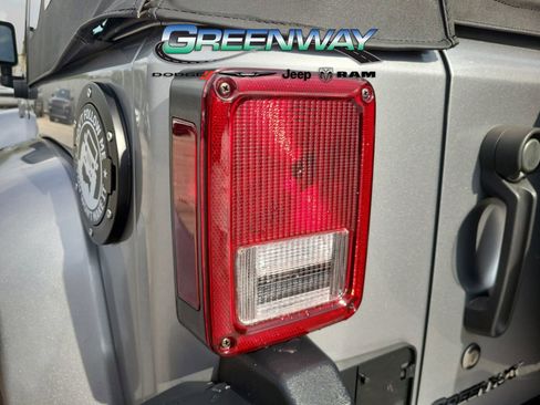 Used 2017 Jeep Wrangler Sahara w/ Connectivity Group image 7