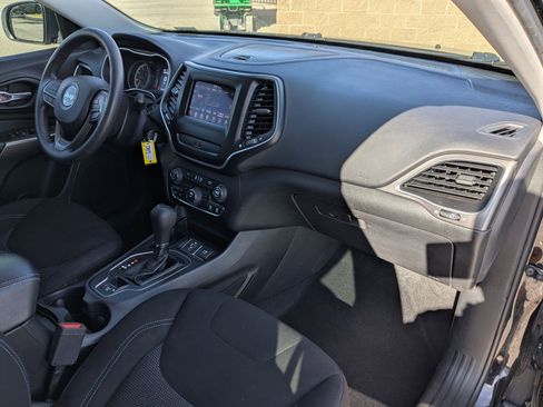 Used 2019 Jeep Cherokee Latitude w/ Popular Appearance Group FWD image 27