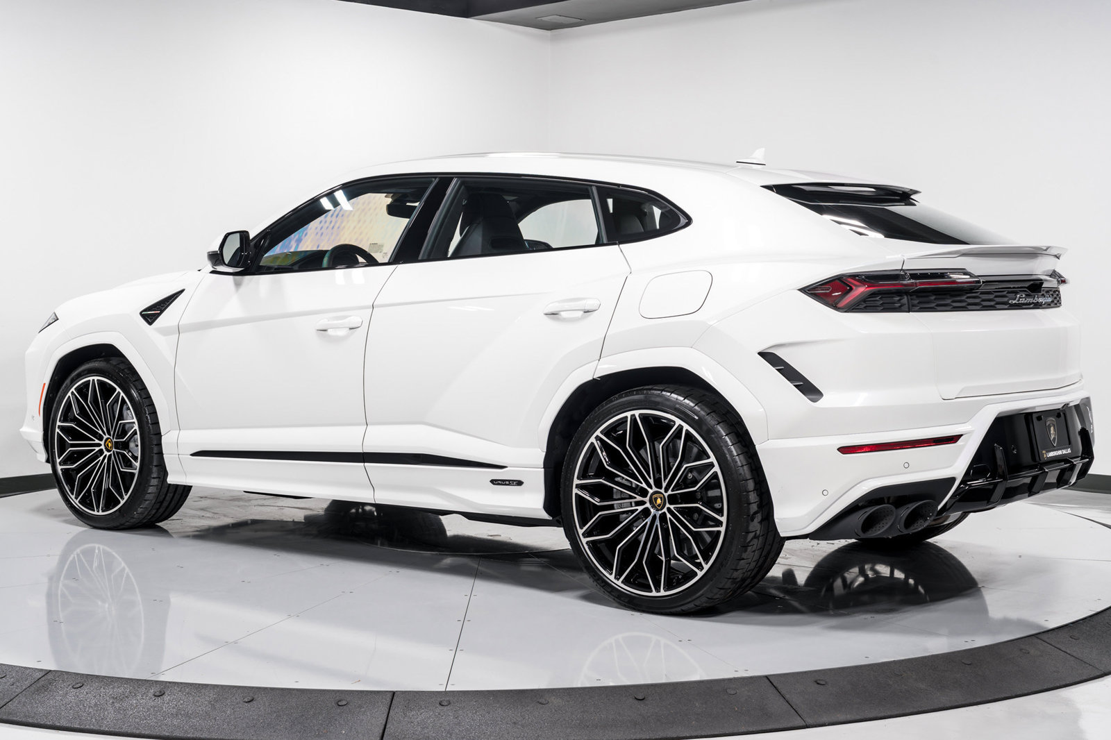 Used 2025 Lamborghini Urus SE AWD/4WD image 5