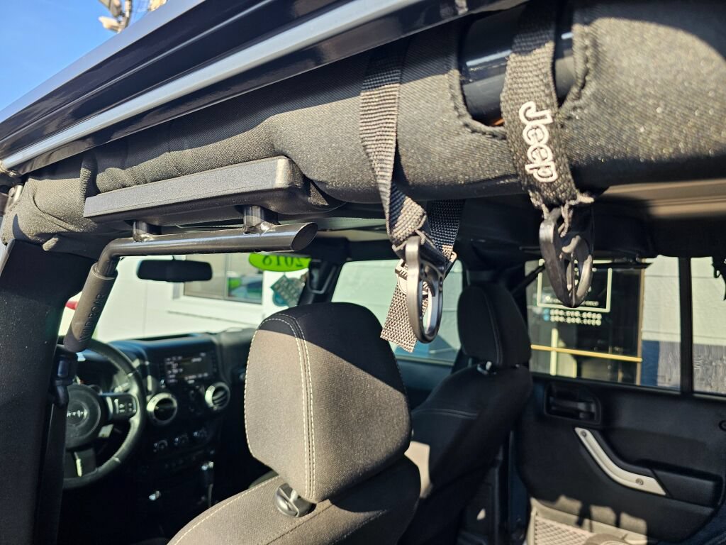Used 2018 Jeep Wrangler Unlimited Sahara w/ Connectivity Group AWD/4WD image 23
