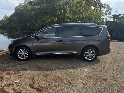 Used 2017 Chrysler Pacifica Touring-L Plus w/ Advanced Safetytec Group FWD image 10