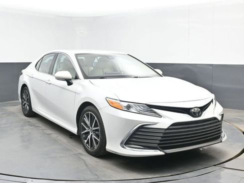 Used 2022 Toyota Camry XLE FWD image 2