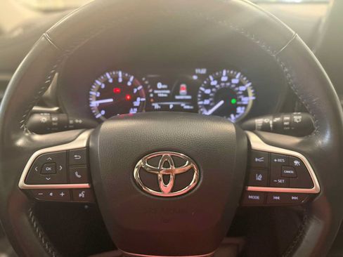 Used 2023 Toyota Highlander LE FWD image 24
