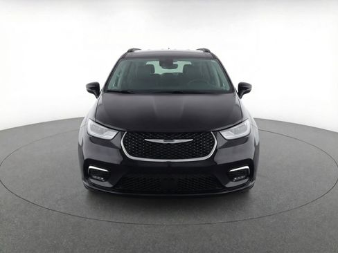 Used 2024 Chrysler Pacifica Touring-L image 2