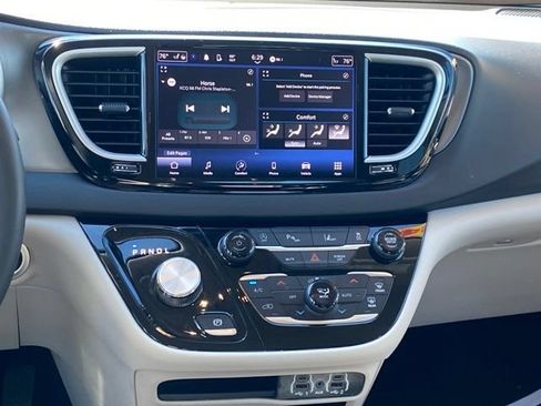 Used 2024 Chrysler Pacifica Touring-L FWD image 9