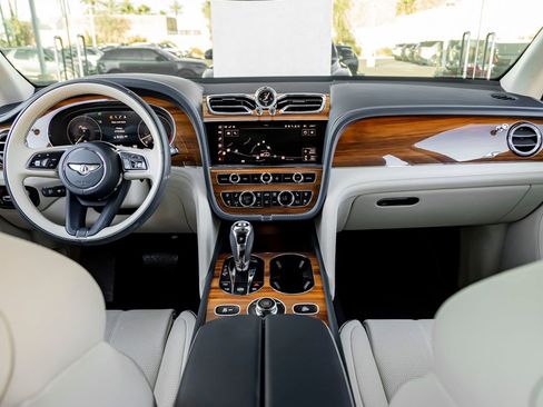 Used 2023 Bentley Bentayga AWD/4WD image 4